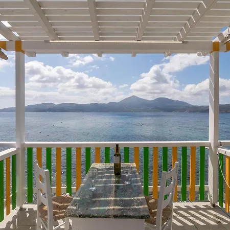 Akrogialis Sirma Klima * Adamantas (Milos)