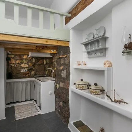 Akrogialis Sirma Klima Adamantas (Milos)