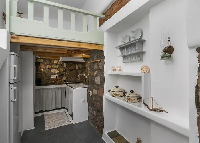 Akrogialis Sirma Klima Adamantas (Milos)