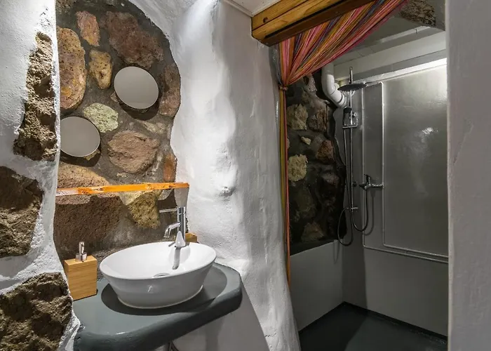 Akrogialis Sirma Klima * Adamantas (Milos)